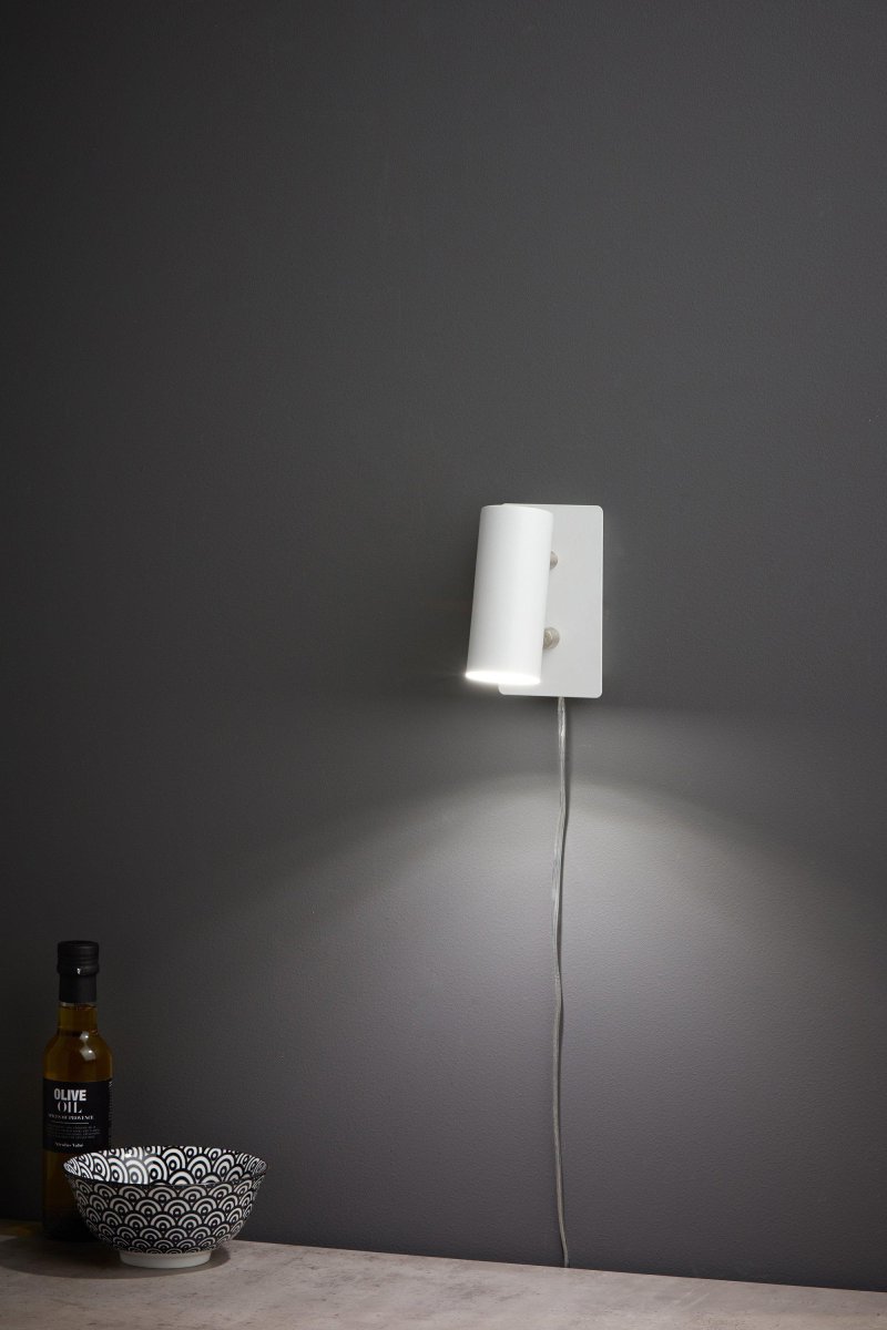 Barcelona Blanco lámpara de lectura De Markslöjd - La placa de pared tiene un interruptor de encendido/atenuador de LED integrado.