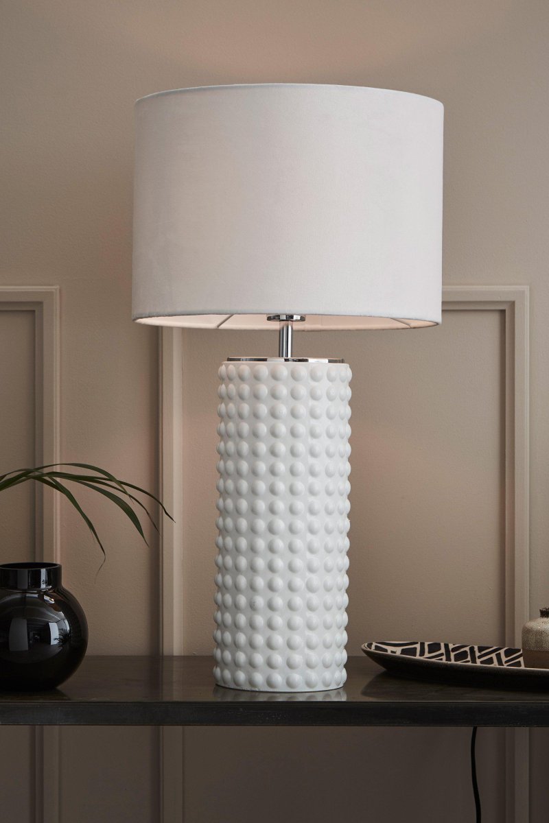 Proud 65cm Blanco lámpara de mesa De Markslöjd - Esta l&aacute;mpara tiene un aspecto natural y encaja perfectamente en el pasillo, el dormitorio o el sal&oacute;n para crear un ambiente sofisticado.