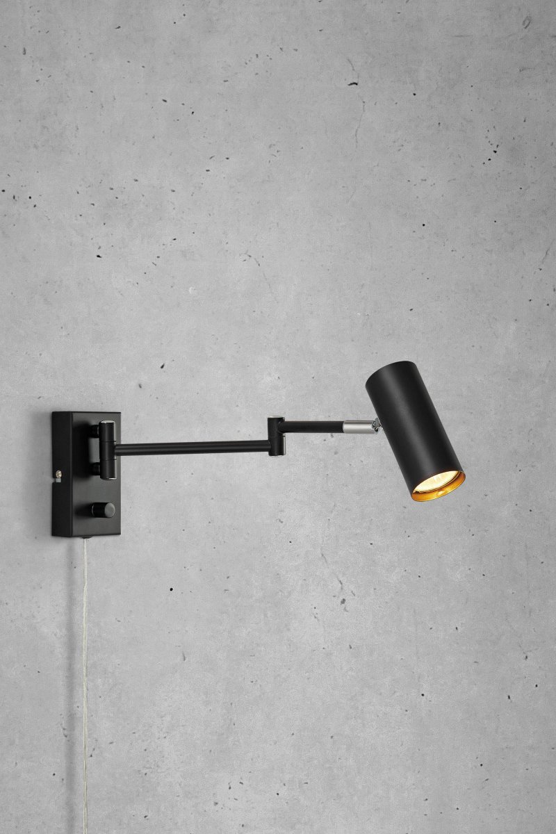 Torino Negro lámpara de lectura De Markslöjd - Está equipado con un interruptor de encendido en la lámpara con un regulador de intensidad incorporado.