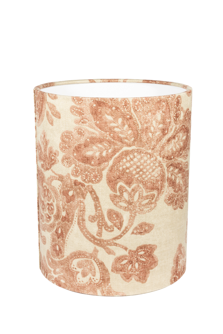 Lampshade Cylinder Sunshine Ø22 Rojo oscuro De Alde & Lind - El tejido Sunshine combina un color base claro con un detallado estampado floral en tonos tierra oscuros y suaves, lo que le confiere a la pantalla un aspecto cálido y delicado.