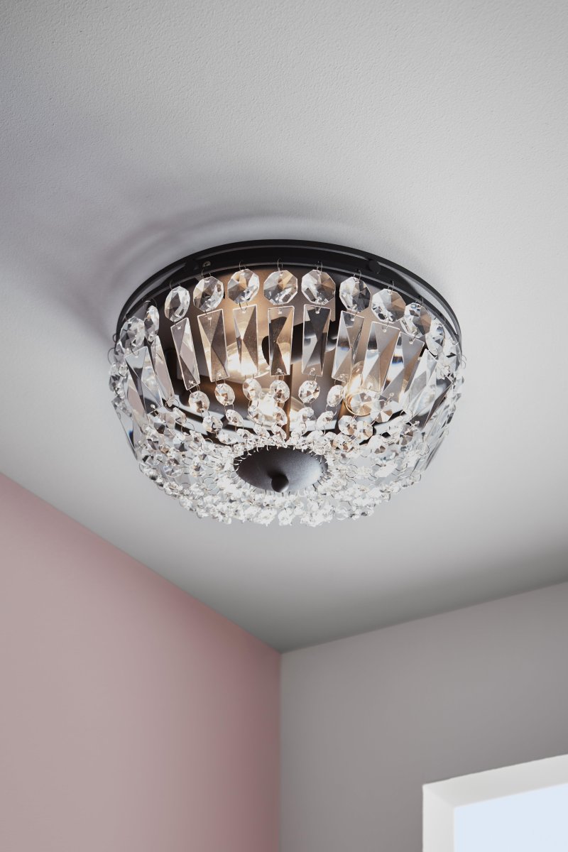 Vasa Ø30 Cromo lámpara de baño De Markslöjd - Esta elegante lámpara de techo de cristal presenta un marco de metal negro y hermosos prismas cortados a máquina que crean una impresión lujosa.