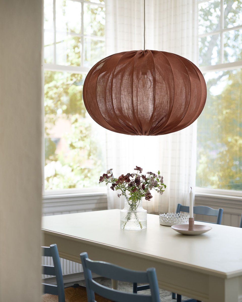 Moon Pantalla S/Colgante Ø78 Óxido Lámpas de techo De Alde & Lind - La tela tiene una hermosa textura similar al lino que le da a la pantalla un aspecto suave y acogedor, y resulta especialmente atractiva cuando la lámpara está encendida.