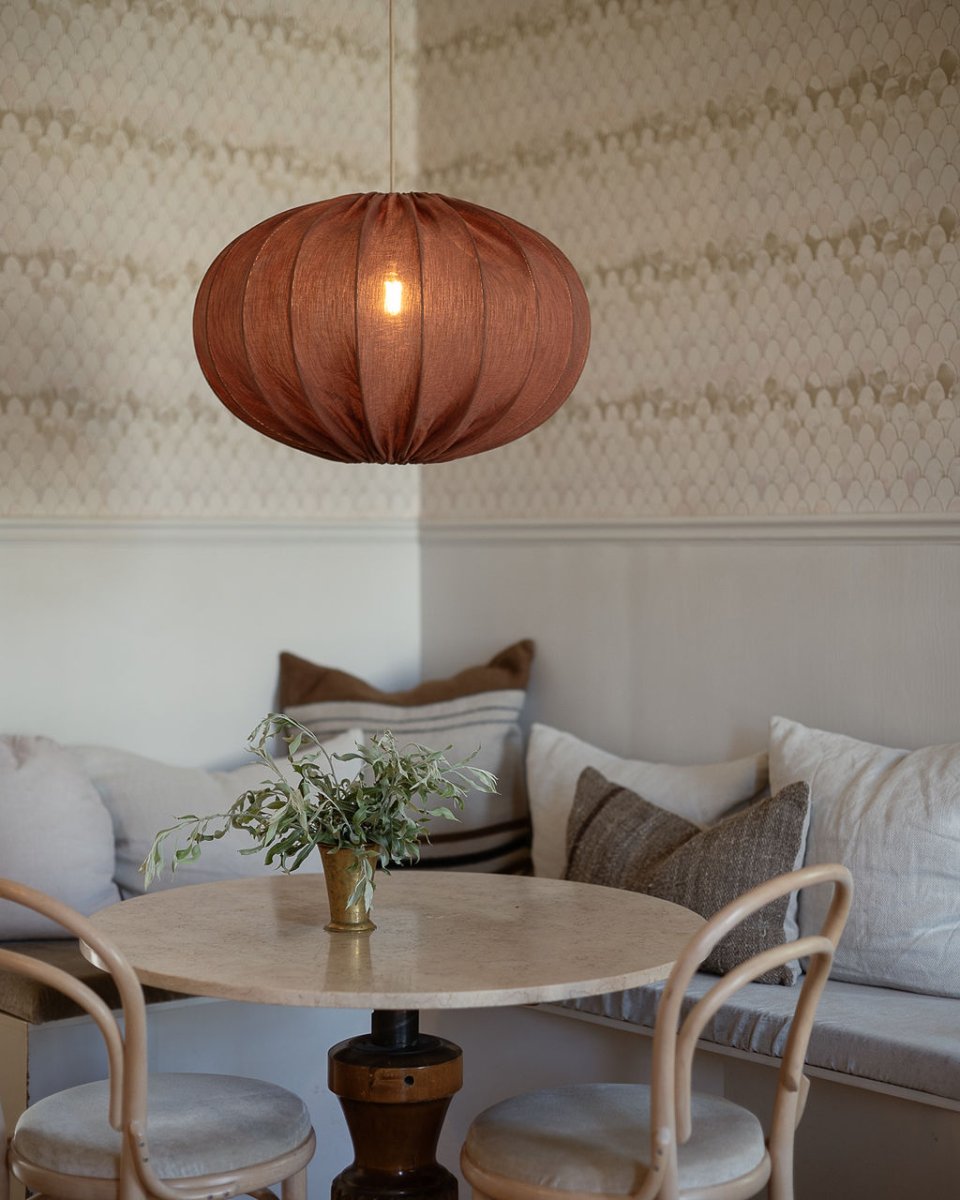 Moon Pantalla S/Colgante Ø58 Óxido Lámpas de techo De Alde & Lind - La tela tiene una hermosa textura similar al lino que le da a la pantalla un aspecto suave y acogedor, y resulta especialmente atractiva cuando la lámpara está encendida.