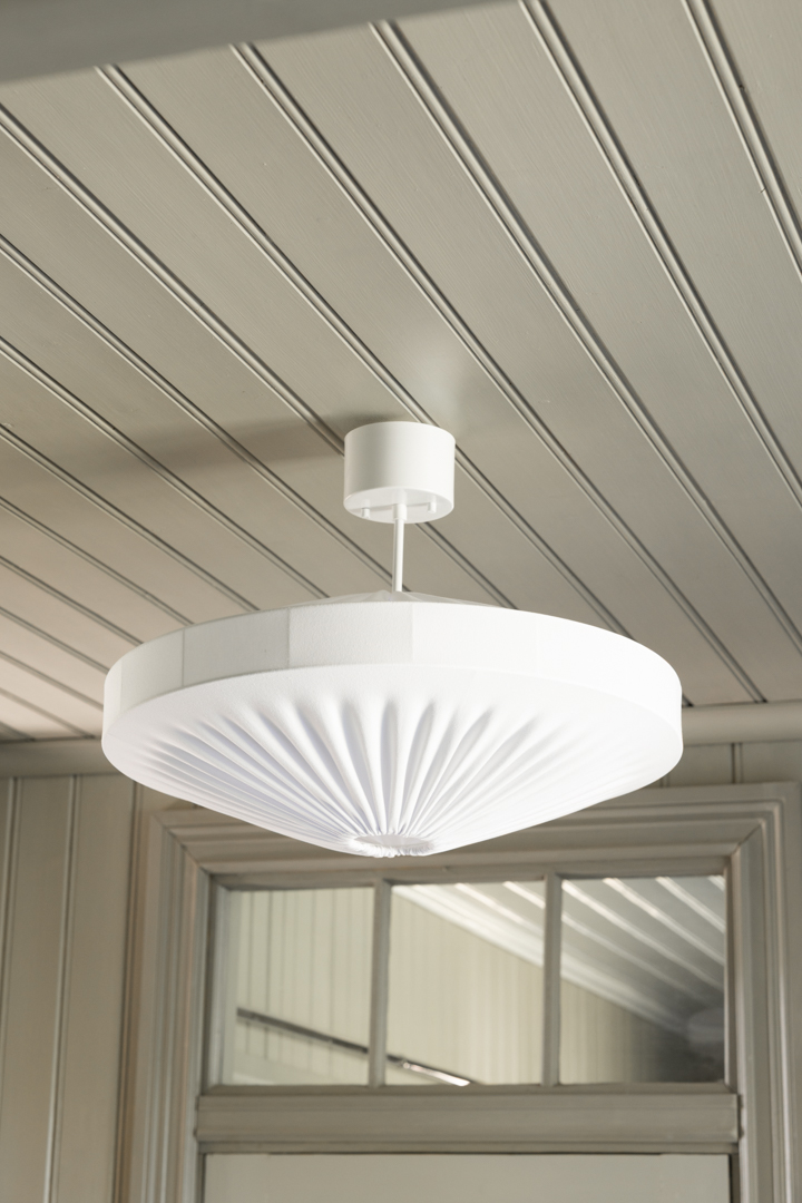 Alba Pantalla S/Colgante Ø58 Blanco Lámpas de techo De Alde & Lind - Alba es una pantalla de lámpara suave y decorativa con estructura metálica y tejido de punto elástico blanco.