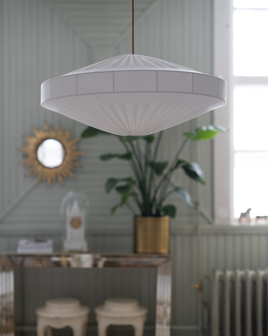 Alba Pantalla S/Colgante Ø58 Blanco Lámpas de techo De Alde & Lind - Alba es una pantalla de lámpara suave y decorativa con estructura metálica y tejido de punto elástico blanco.