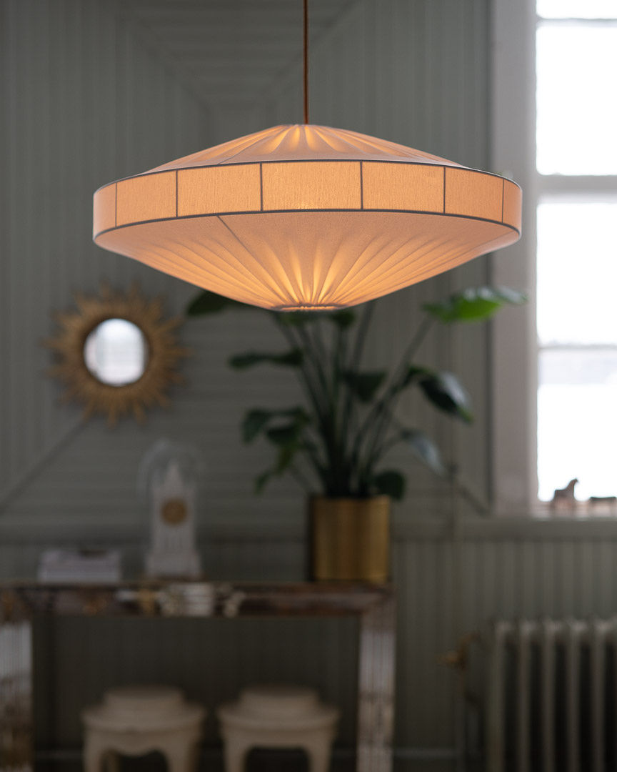 Alba Pantalla S/Colgante Ø58 Blanco Lámpas de techo De Alde & Lind - Alba es una pantalla de lámpara suave y decorativa con estructura metálica y tejido de punto elástico blanco.