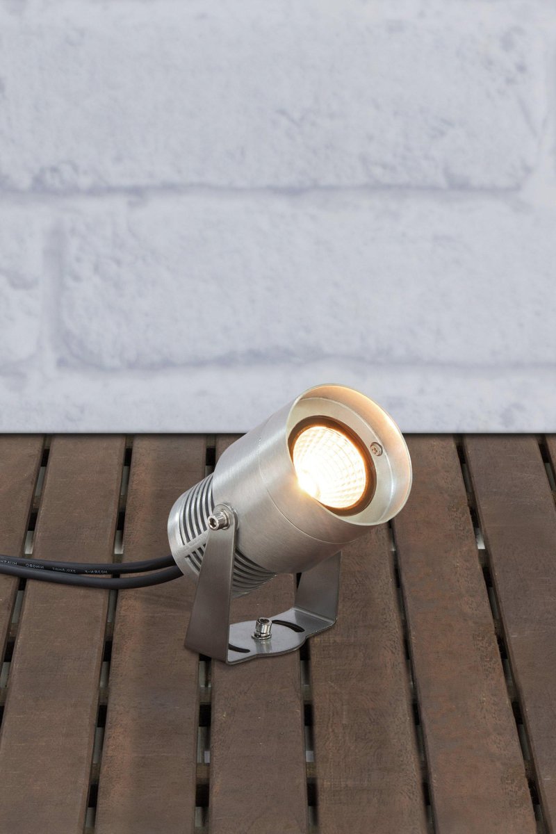 Spotlight 3W Aluminio Garden 24 De Markslöjd - Con iluminación LED fija de 3W y un ángulo de haz de 36 grados, es perfecto para resaltar los detalles del jardín.