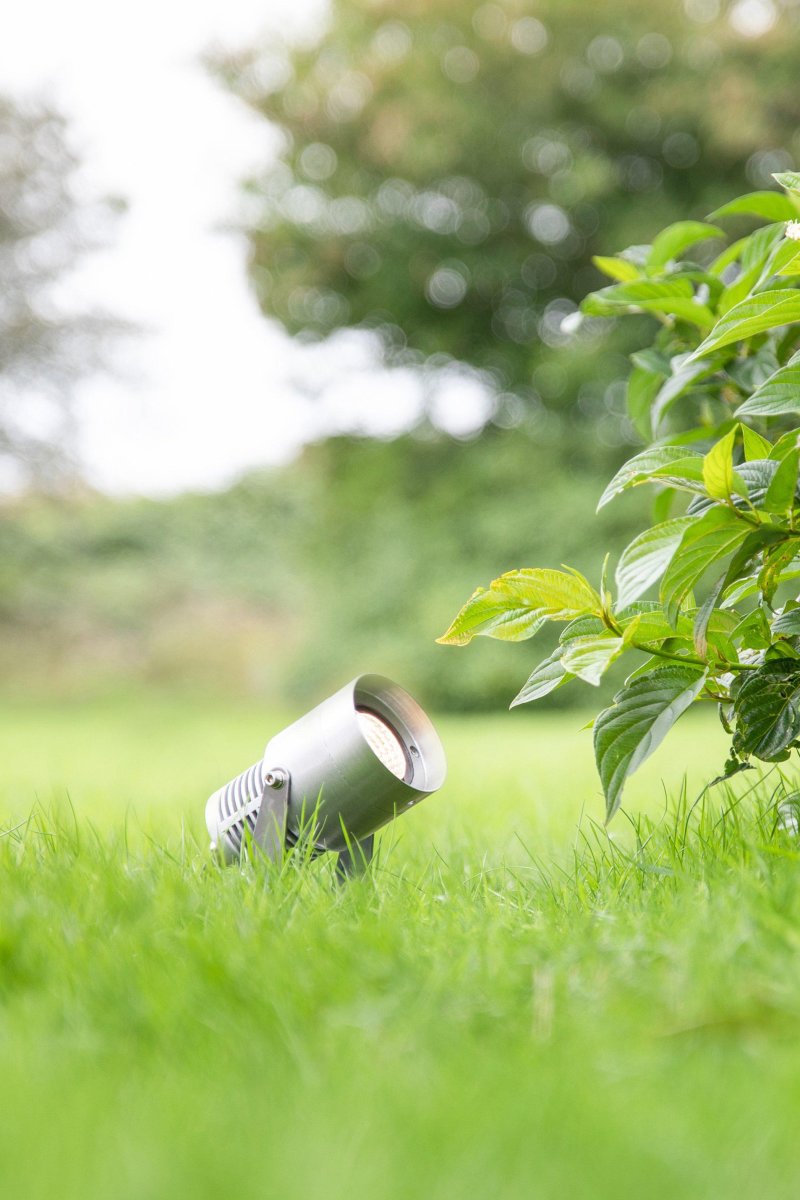 Spotlight 6W Aluminio Garden 24 De Markslöjd - Con iluminación LED fija de 6W y un ángulo de haz de 24 grados, obtendrá un punto de luz eficaz para resaltar detalles en el jardín o en la fachada.
