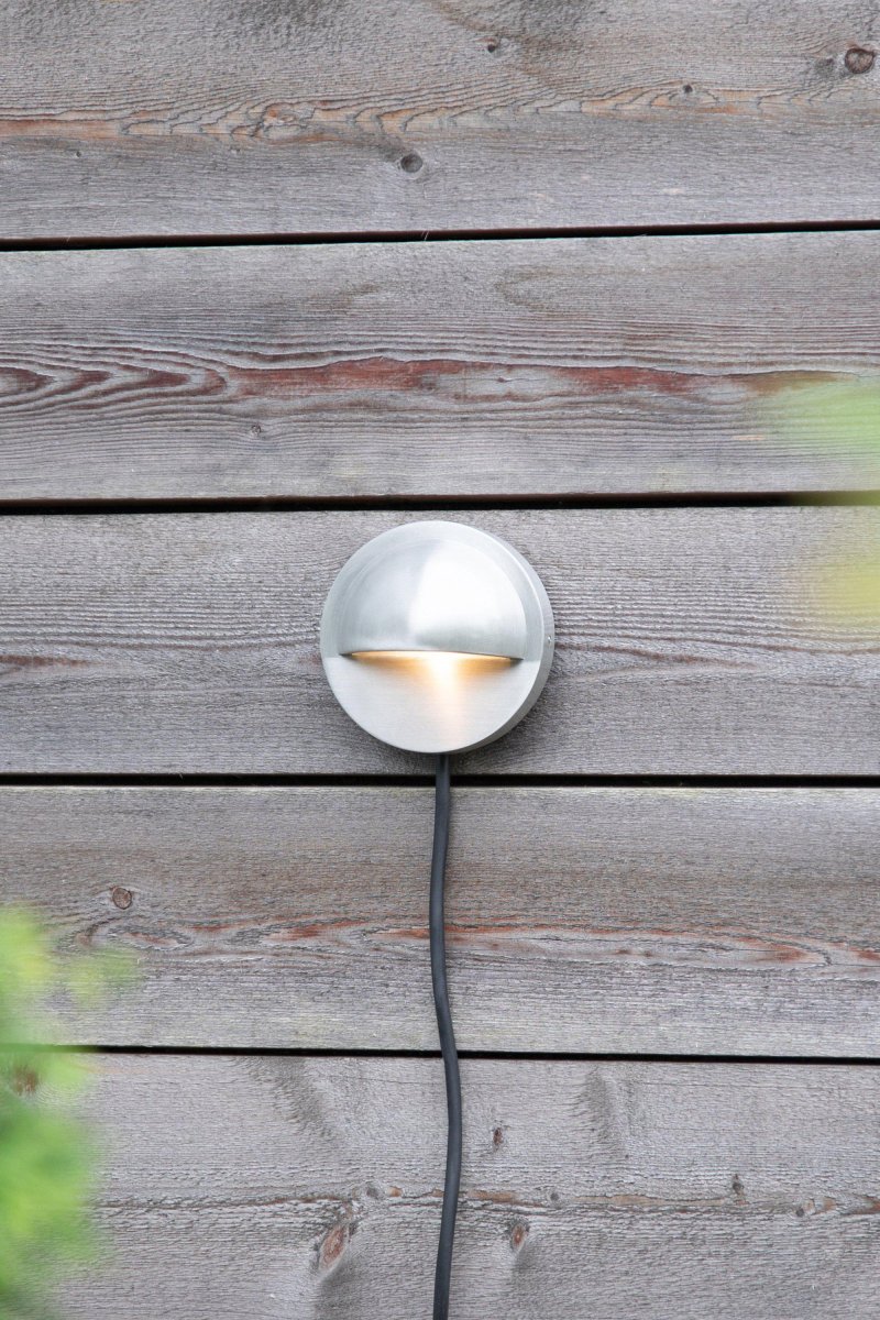 Iluminación De Fachada 0,8W Aluminio Garden 24 De Markslöjd - La l&aacute;mpara tiene una luz LED incorporada de 0,8 W y se puede atenuar f&aacute;cilmente paso a paso utilizando el atenuador Garden 24 (se vende por separado).