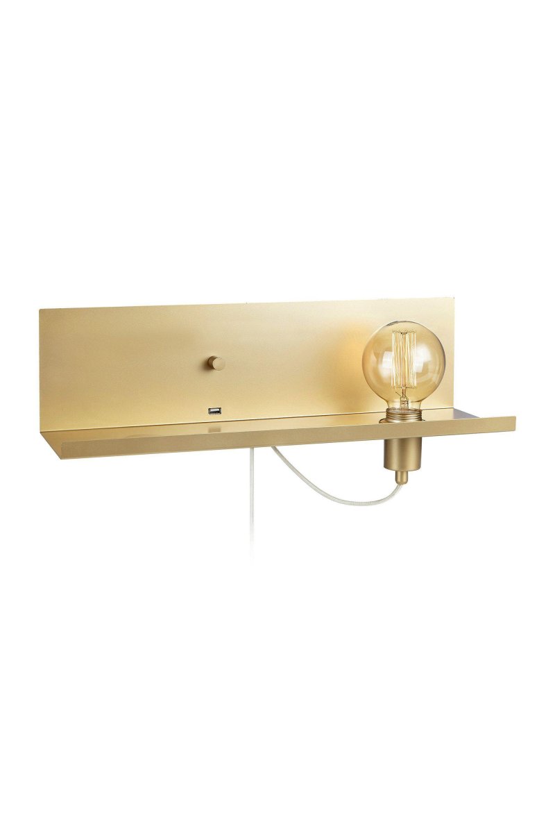 Multi 50cm Oro lámpara de pared De Markslöjd - Esta l&aacute;mpara de pared combina funcionalidad y estilo con su moderno dise&ntilde;o de lat&oacute;n y estante integrado.