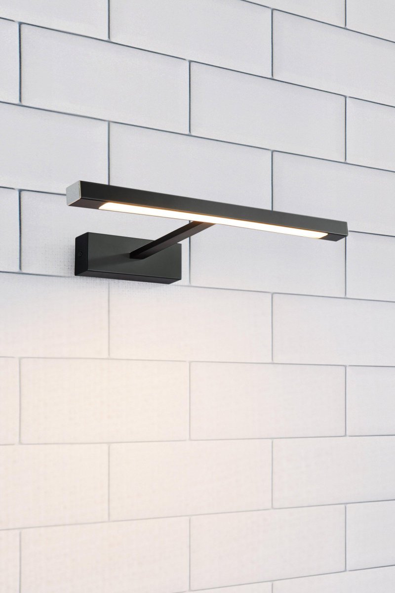 Neptunus 60cm Negro lámpara de baño De Markslöjd - Esta elegante y moderna lámpara de pared es la elección perfecta para una iluminación con estilo de espejos y baños.