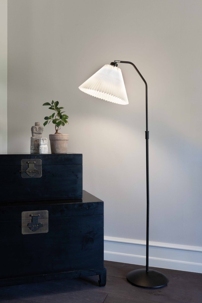 Berlin Negro lámpara de pie De Halo Design - La pantalla es inclinable, por lo que puedes usarla fácilmente como lámpara de lectura en el sofá o en la sala de estar.