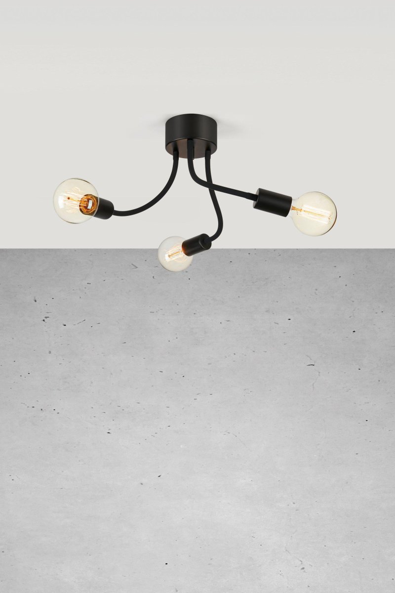 Medusa 44cm Negro plafón De Markslöjd - Los brazos negros que se extienden desde una base simple crean una sensación lúdica y aireada, mientras que las bombillas expuestas proporcionan una luz cálida y acogedora.