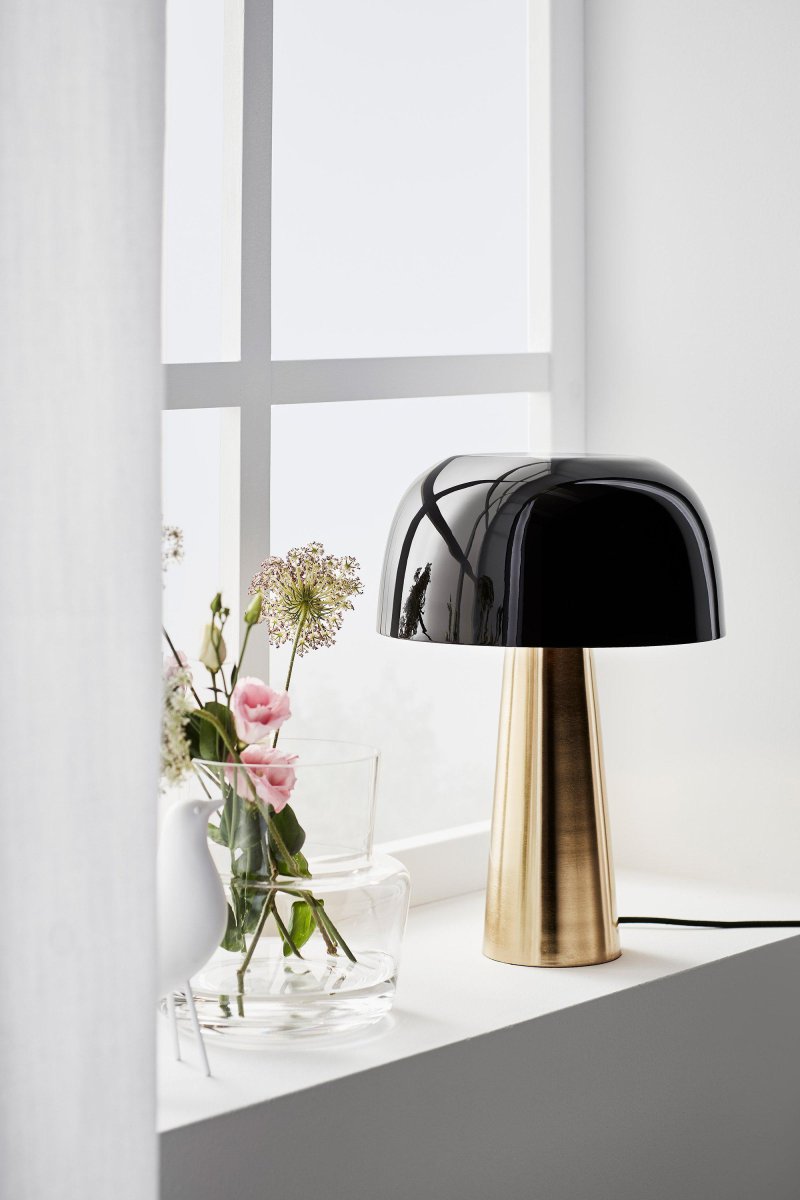 Blanca 35cm Negro lámpara de mesa De Markslöjd - Blanca es una lámpara de sobremesa un poco más pequeña, de latón y color negro, realizada íntegramente en metal y de 35 cm de altura.
