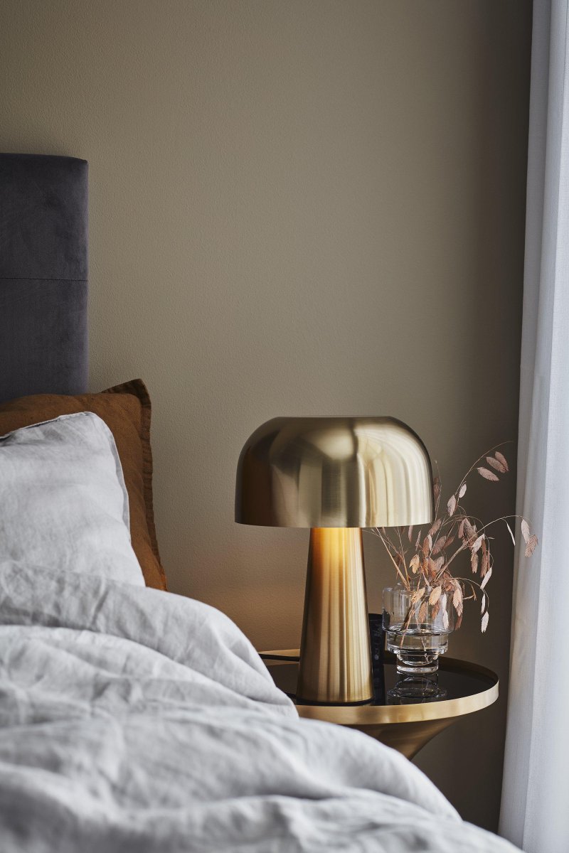 Blanca 35cm Bronce lámpara de mesa De Markslöjd - Blanca en lat&oacute;n es una l&aacute;mpara de sobremesa un poco m&aacute;s peque&ntilde;a realizada &iacute;ntegramente en metal, de 35 cm de altura.