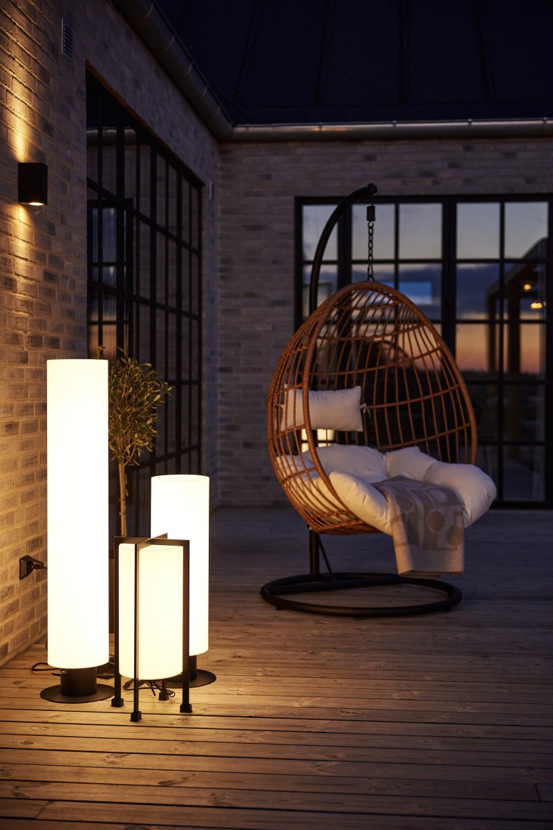 Lámpara De Pie 70cm Blanco Garden 24 De Markslöjd - Esta preciosa l&aacute;mpara de pie de exterior de 70 cm de alto realzar&aacute; tu porche, terraza o balc&oacute;n.