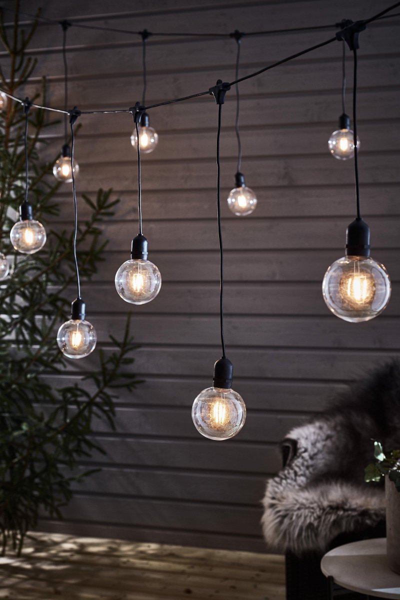 Guirnalda De Luces Deco Extra 4 m Claro Garden 24 De Markslöjd - La cadena de luces LED tiene 4 metros de largo y es una cadena de extensi&oacute;n para la cadena de luces Garden 24 Deco con el n&uacute;mero de art&iacute;culo 108021.