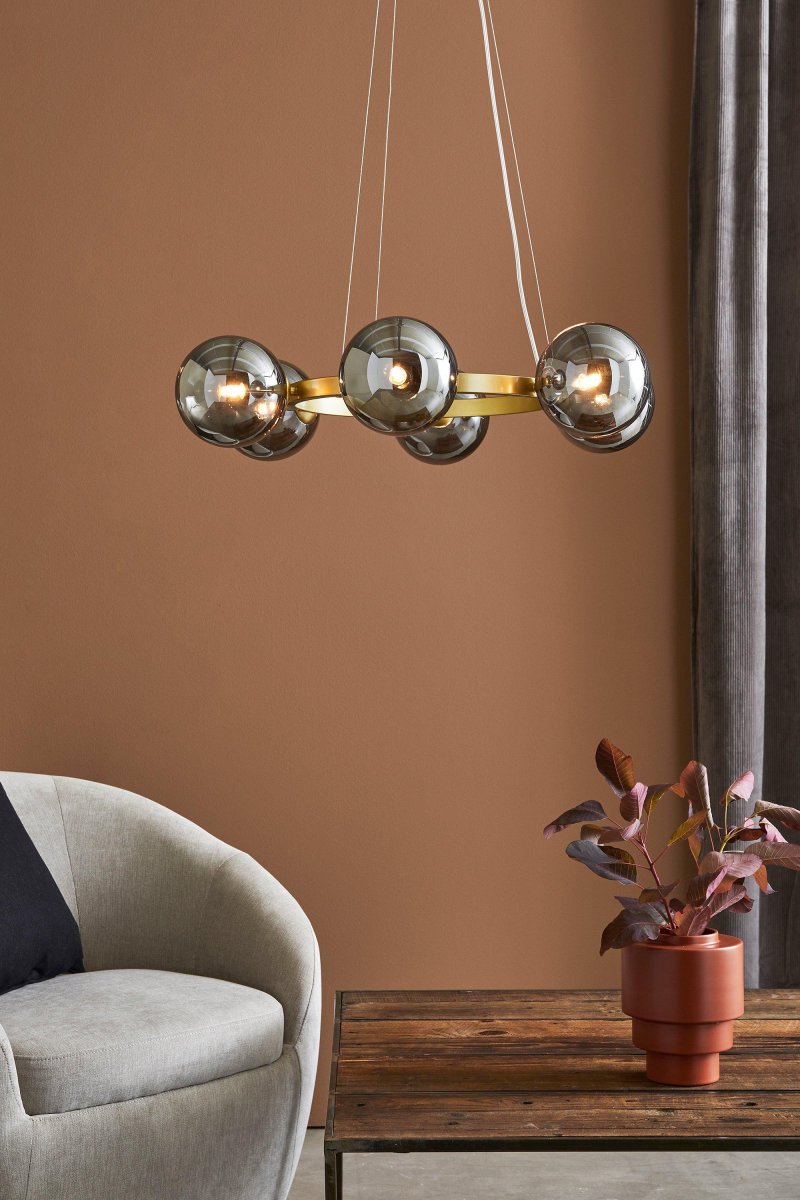 Circle Ø70 Oro Lámpas de techo De Markslöjd - Las formas suaves y redondas y la elegante suspensi&oacute;n convierten la l&aacute;mpara en un atractivo elemento en la estancia y, al mismo tiempo, difunden una luz c&aacute;lida y agradable.