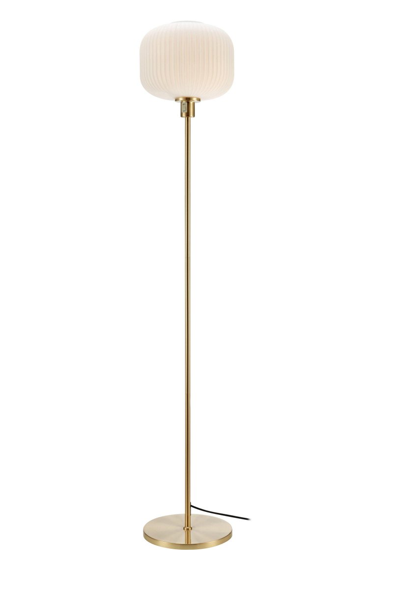 Sober Latón cepillado lámpara de pie De Markslöjd - Sober es una hermosa lámpara de pie que iluminará los rincones oscuros de tu hogar con su sencilla base de latón y su pantalla de cristal blanco.