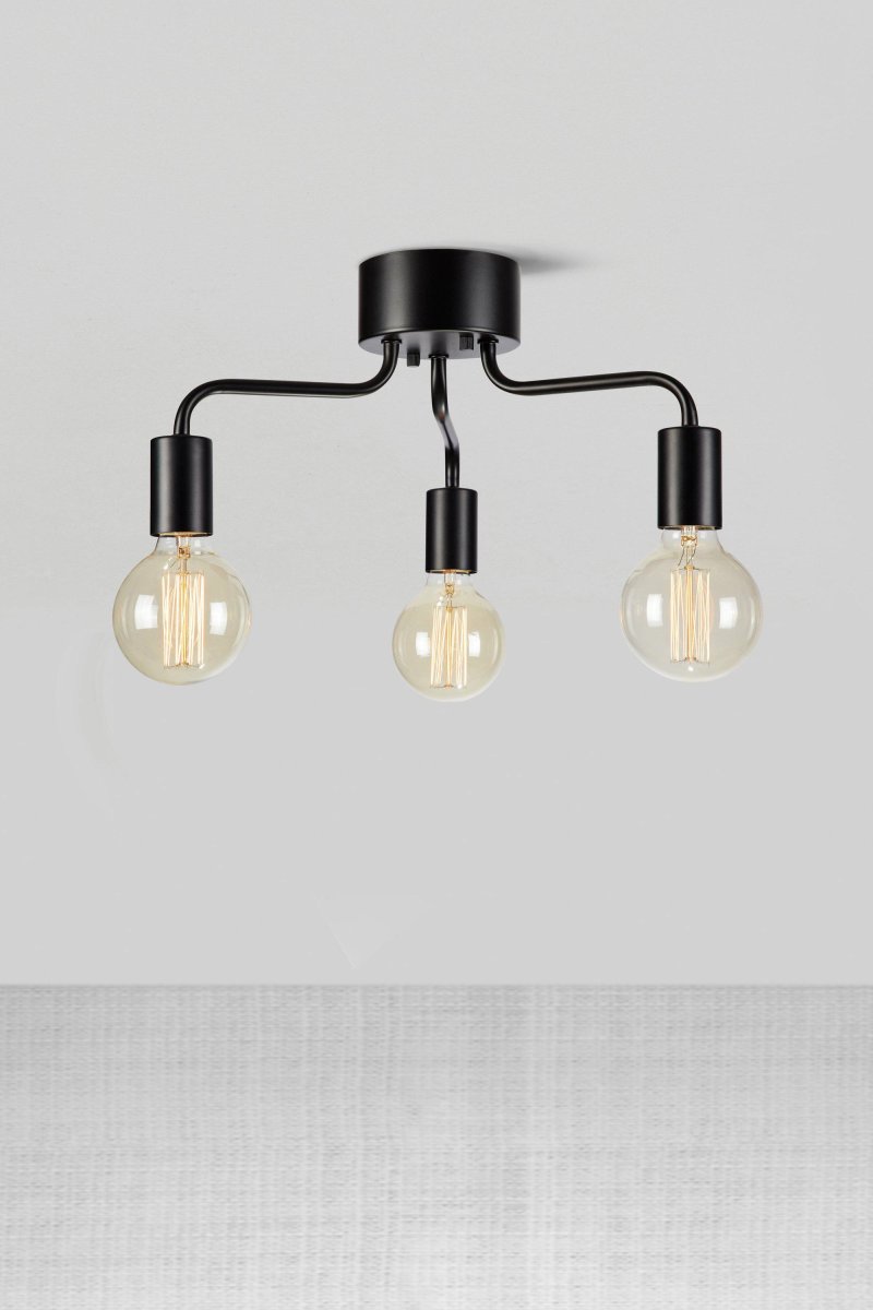 Avery 38cm Negro plafón De Markslöjd - Avery es una l&aacute;mpara de techo moderna con tres elegantes brazos y bombillas expuestas que a&ntilde;aden un toque industrial elegante a la habitaci&oacute;n.