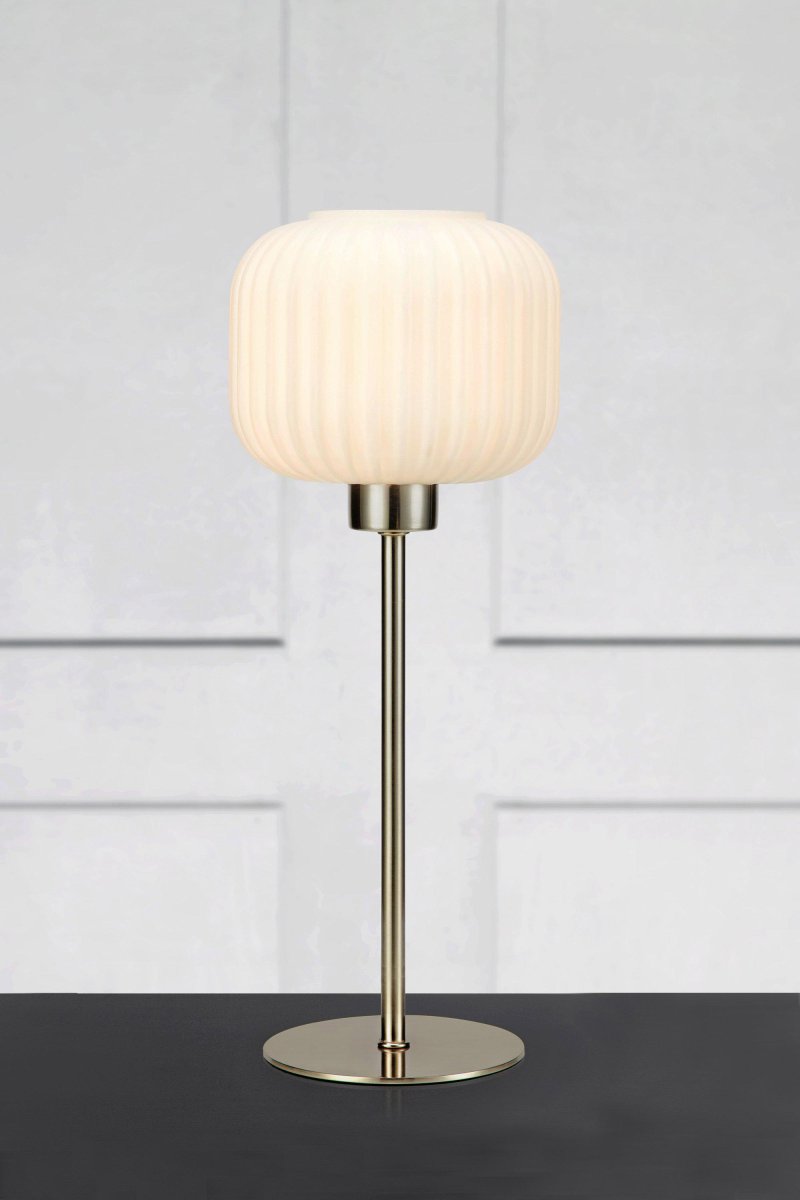 Sober 38cm Acero lámpara de mesa De Markslöjd - Sober es una elegante lámpara de mesa con una estilosa pantalla de cristal y una base de acero.