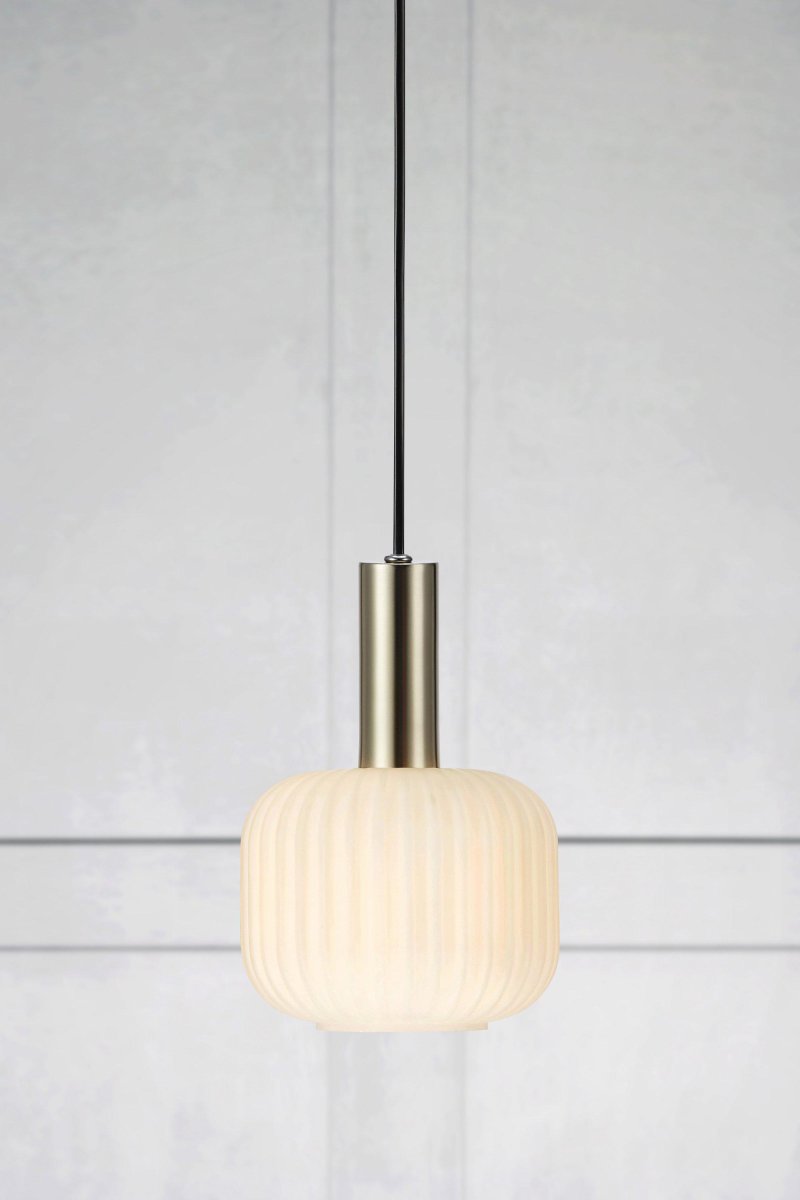 Sober Ø15 Plata lámpara de ventana De Markslöjd - La sencilla lámpara colgante de ventana es una lámpara elegante en un formato más pequeño con una pantalla de cristal redonda y acanalada en color blanco y una base de acero.