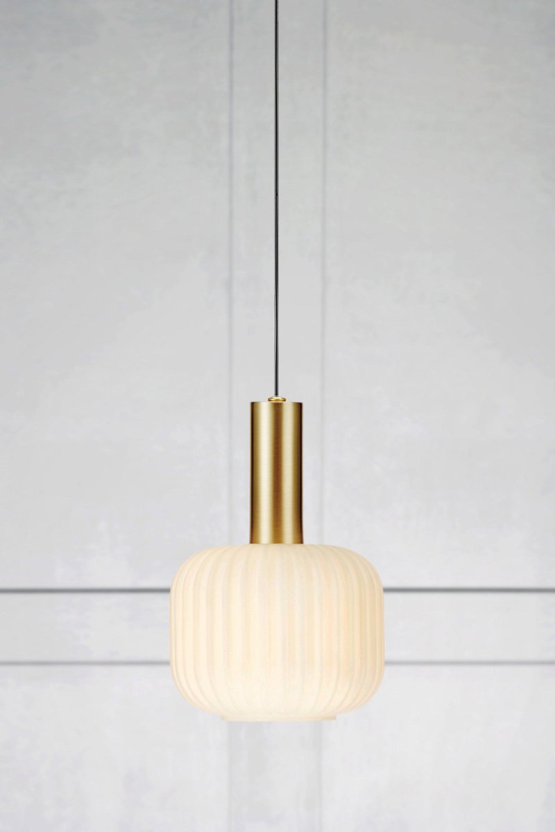 Sober Ø15 Latón lámpara de ventana De Markslöjd - La sencilla l&aacute;mpara colgante de ventana es una elegante l&aacute;mpara de formato m&aacute;s peque&ntilde;o con una pantalla de cristal redonda y acanalada en color blanco y una base de lat&oacute;n cepillado.