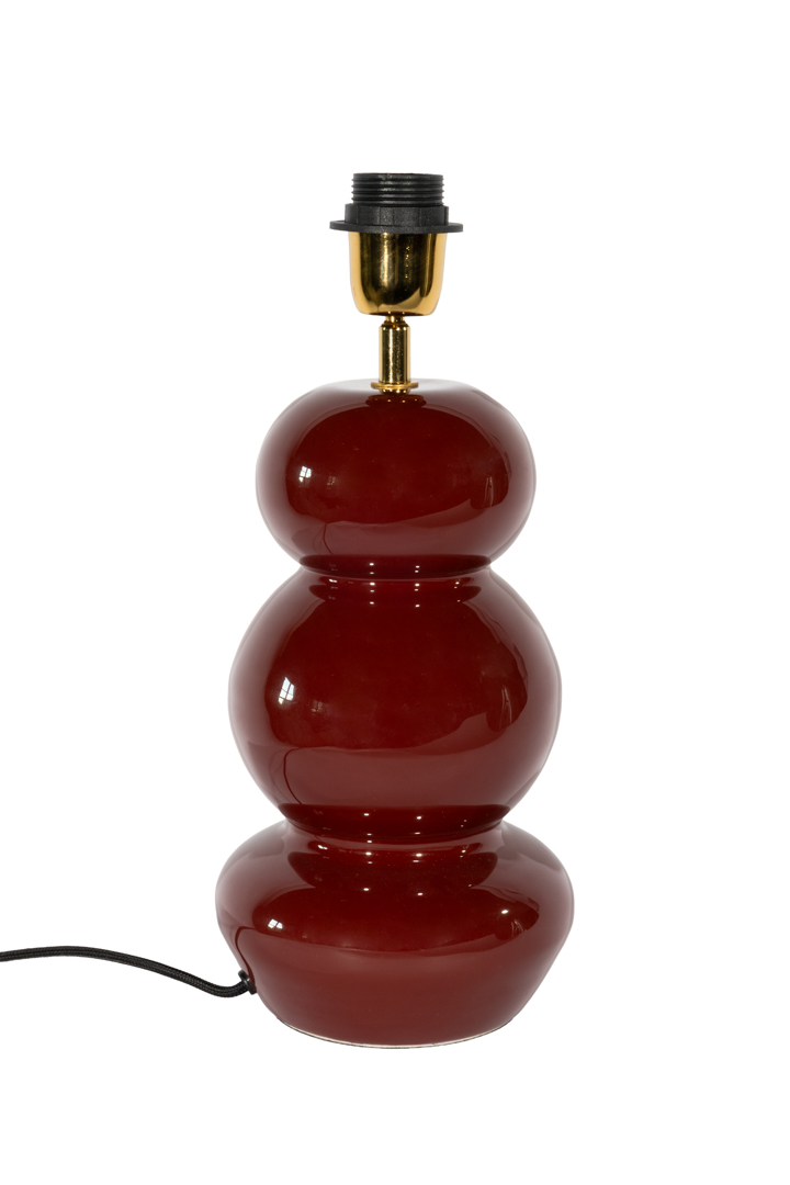 Becca 36cm Rojo oscuro base de lámpara De Alde & Lind - Becca es una base de lámpara decorativa de metal en un intenso color rojo con un acabado brillante tipo esmalte.