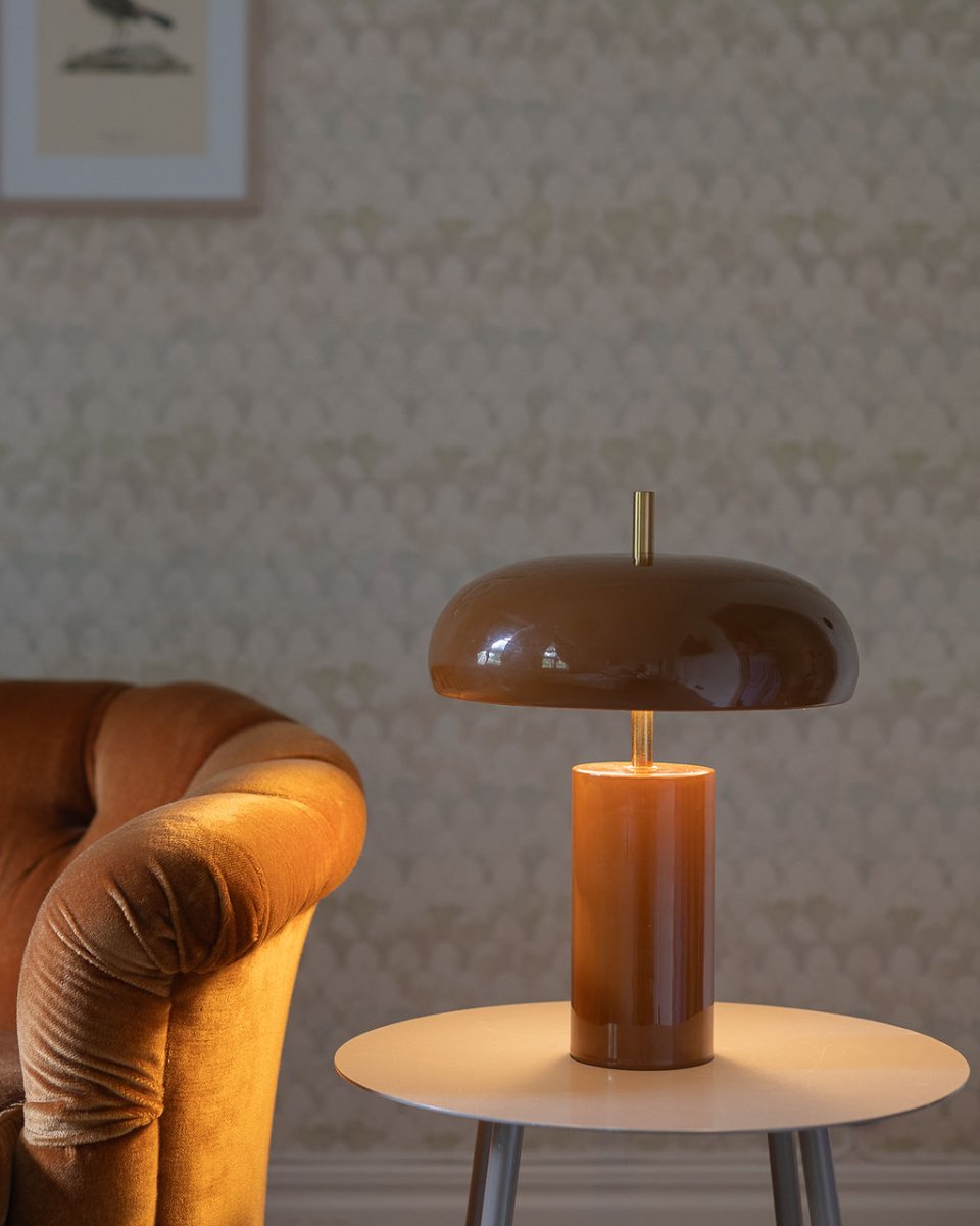 Lex 40cm Marrón lámpara de mesa De Alde & Lind - La pantalla ancha y redondeada proporciona una luz agradable dirigida hacia abajo y está forrada en blanco en su interior para una distribución óptima de la luz.