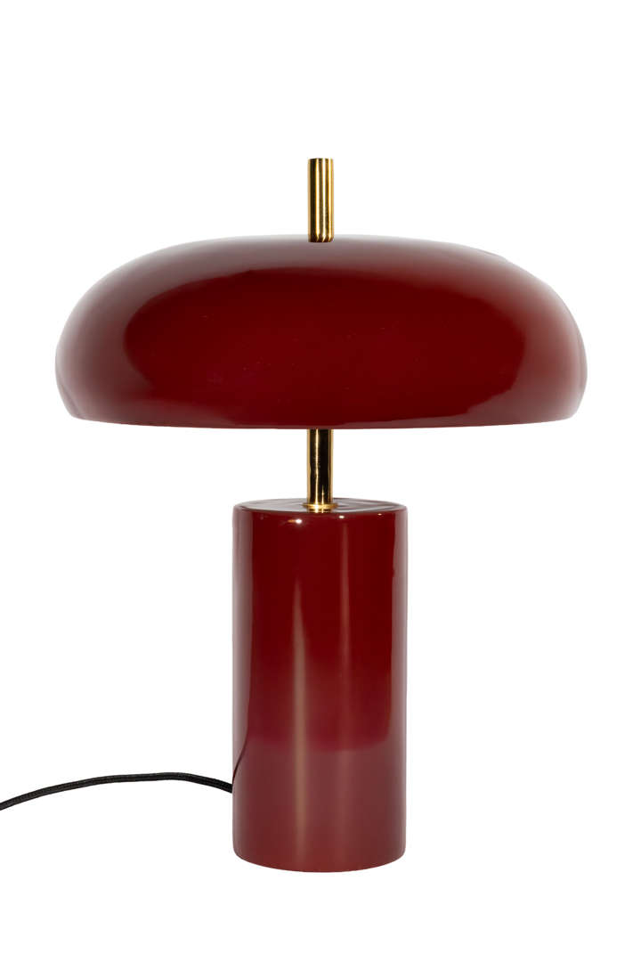 Lex 40cm Rojo oscuro lámpara de mesa De Alde & Lind - La pantalla ancha y redondeada proporciona una luz agradable dirigida hacia abajo y está forrada en blanco en su interior para una distribución óptima de la luz.