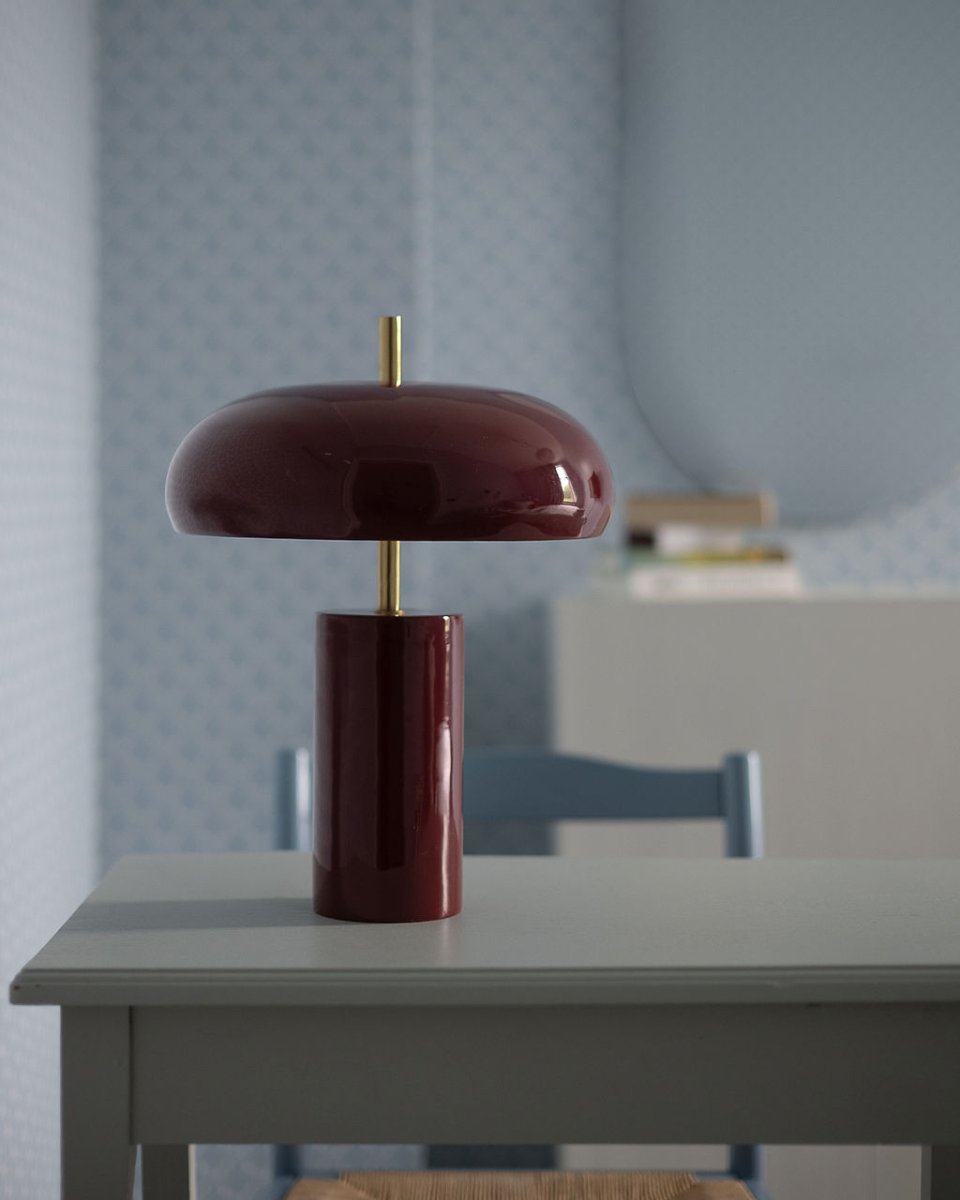 Lex 40cm Rojo oscuro lámpara de mesa De Alde & Lind - La pantalla ancha y redondeada proporciona una luz agradable dirigida hacia abajo y está forrada en blanco en su interior para una distribución óptima de la luz.