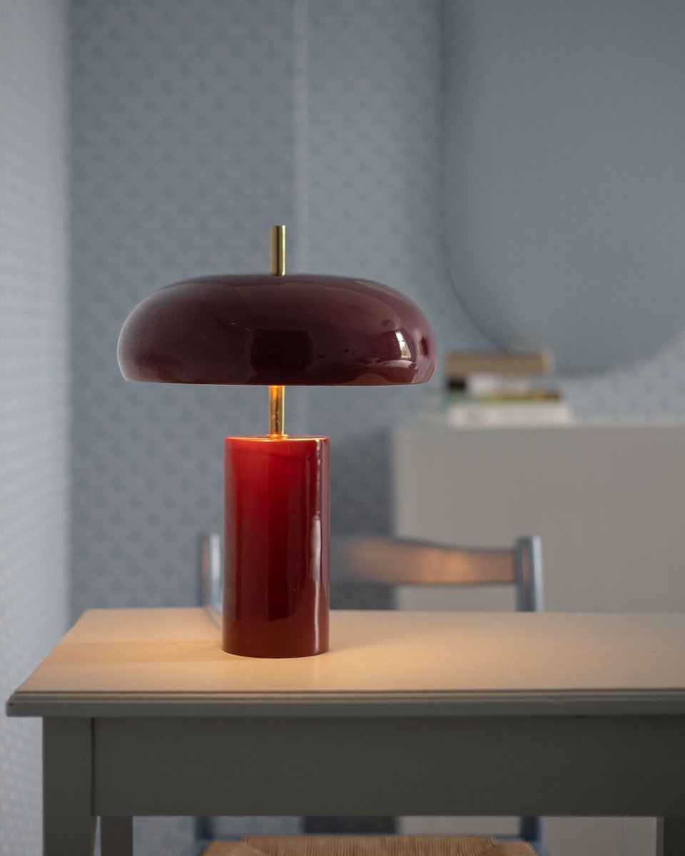 Lex 40cm Rojo oscuro lámpara de mesa De Alde & Lind - La pantalla ancha y redondeada proporciona una luz agradable dirigida hacia abajo y está forrada en blanco en su interior para una distribución óptima de la luz.