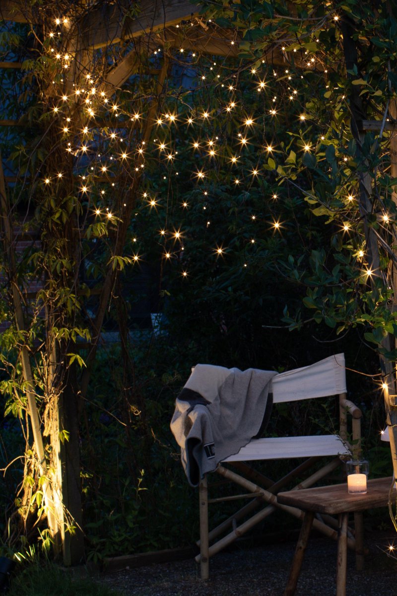 Guirnalda De Luces En Forma De Carámbanos 3m Negro Garden 24 De Markslöjd - La cadena de luces tiene una longitud de 3,1 metros, es ensamblable y tiene clasificaci&oacute;n IP44, por lo que es adecuada para uso en exteriores.