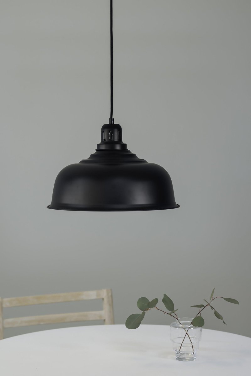 Port Ø37 Negro Lámpas de techo De Markslöjd - Esta l&aacute;mpara de techo m&aacute;s peque&ntilde;a, hecha de metal negro, encaja perfectamente encima de la mesa del comedor.