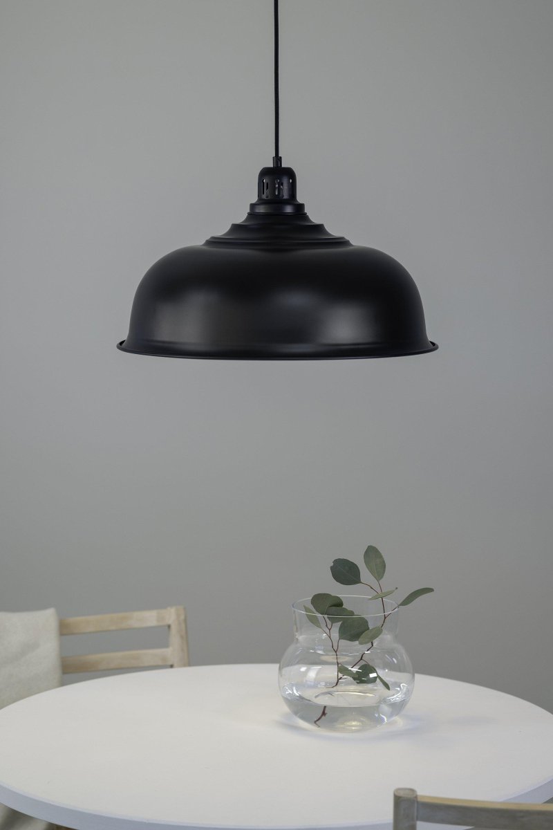 Port Ø50 Negro Lámpas de techo De Markslöjd - La l&aacute;mpara cuelga de un cable textil de color negro, lo que le da un toque elegante.