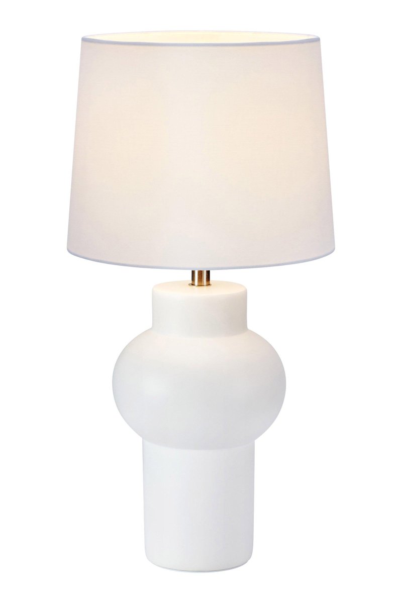 Shape 46cm Blanco lámpara de mesa De Markslöjd - La l&aacute;mpara de mesa Shape es una elegante l&aacute;mpara blanca con una hermosa base de cer&aacute;mica y una pantalla textil blanca que crea una luz suave.