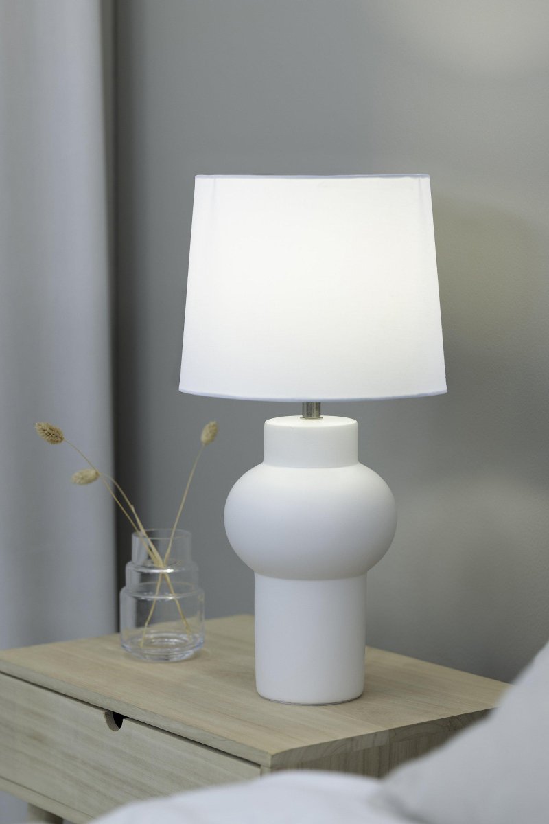 Shape 46cm Blanco lámpara de mesa De Markslöjd - La l&aacute;mpara de mesa Shape es una elegante l&aacute;mpara blanca con una hermosa base de cer&aacute;mica y una pantalla textil blanca que crea una luz suave.
