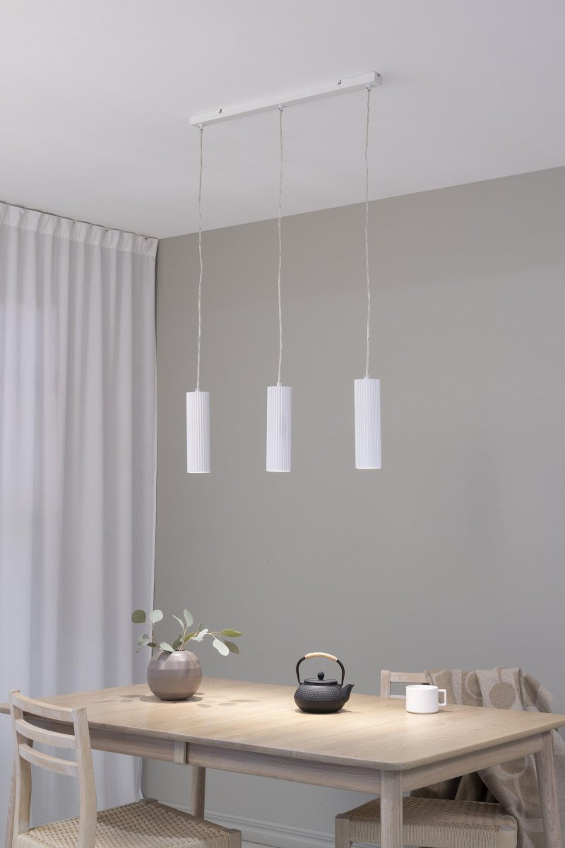 Costilla 68cm Blanco Lámpas de techo De Markslöjd - Pantallas metálicas sutilmente acanaladas suspendidas de una serie de cables transparentes de 1,5 m de longitud.