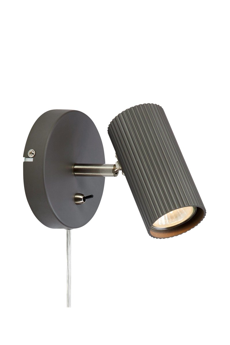 Costilla Gris lámpara de lectura De Markslöjd - Gracias a su diseño simple y su color elegante, la lámpara se adapta a la mayoría de estilos de interior.