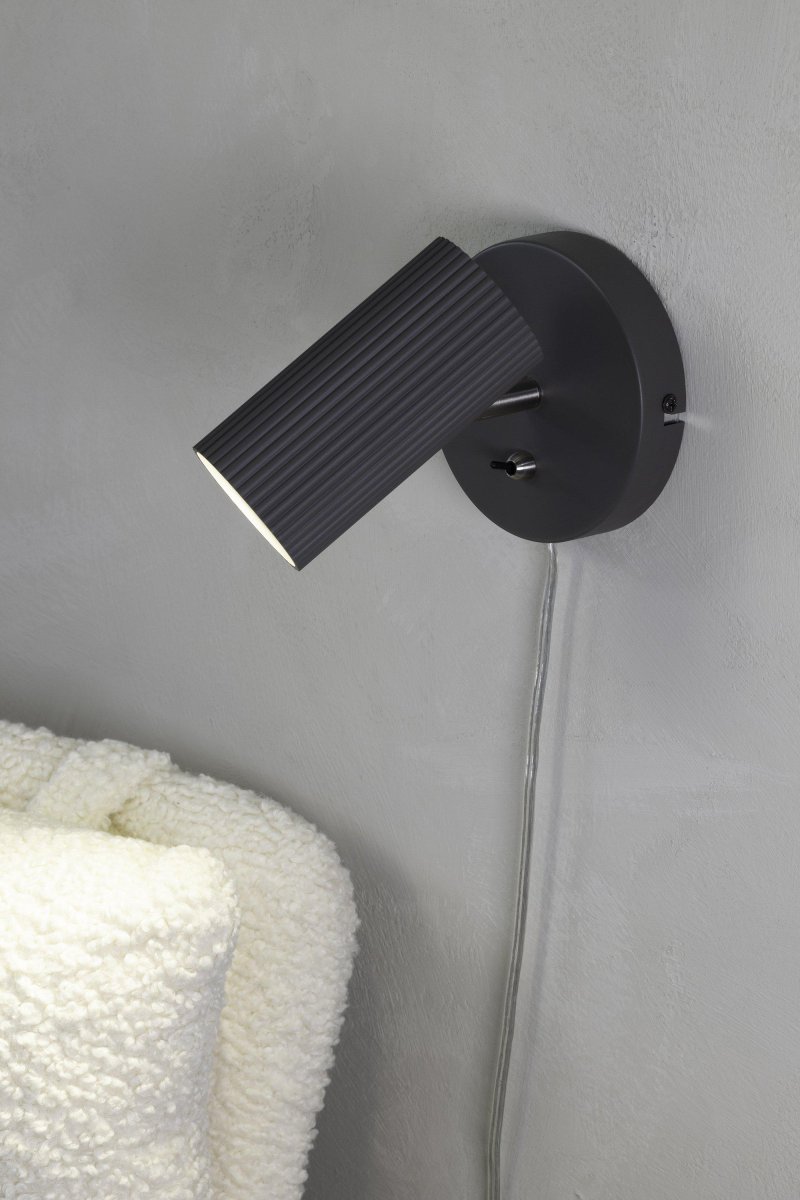 Costilla Gris lámpara de lectura De Markslöjd - Gracias a su diseño simple y su color elegante, la lámpara se adapta a la mayoría de estilos de interior.