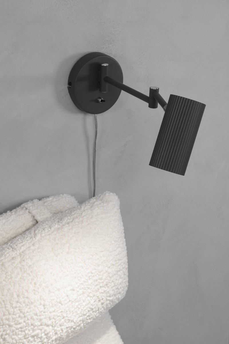 Costilla Gris lámpara de lectura De Markslöjd - La lámpara de pared Costilla combina funcionalidad y diseño moderno con su brazo ajustable y su elegante pantalla acanalada.
