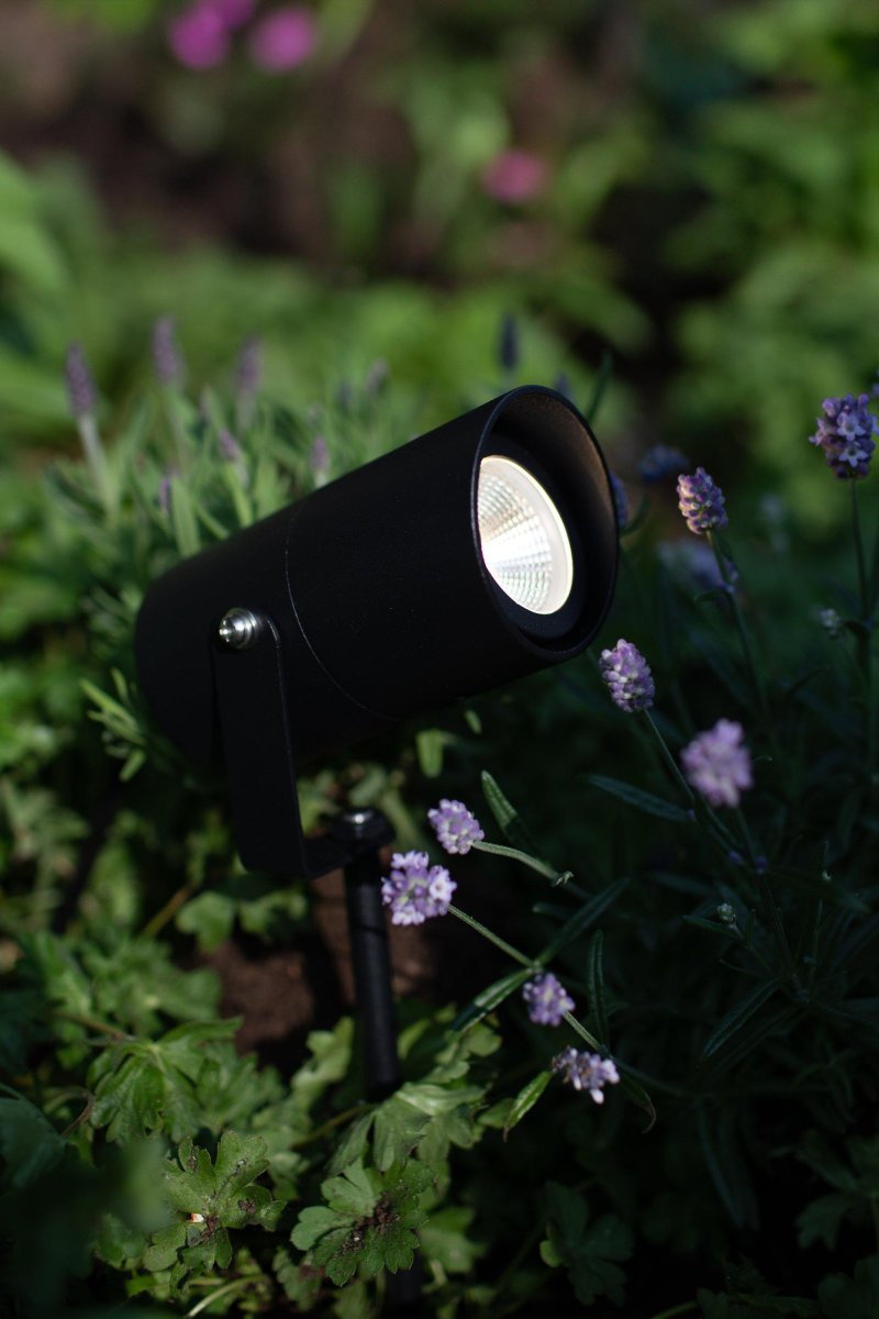 Spotlight 6W Negro Garden 24 De Markslöjd - El foco tiene clasificación IP44 y es adecuado para uso en exteriores y tiene un ángulo de haz de 360 grados.