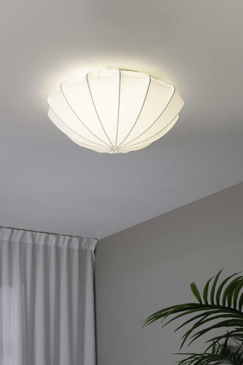 Camellia Ø50 Blanco plafón De Markslöjd - El diseño único y escultórico recuerda a un caracol y le da una forma suave y natural que difunde una luz armoniosa por toda la habitación.