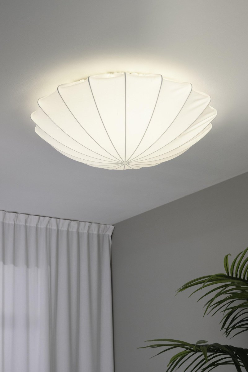 Camellia Ø80 Blanco plafón De Markslöjd - El dise&ntilde;o &uacute;nico y escult&oacute;rico recuerda a un caracol y le da una forma suave y natural que difunde una luz armoniosa por toda la habitaci&oacute;n.