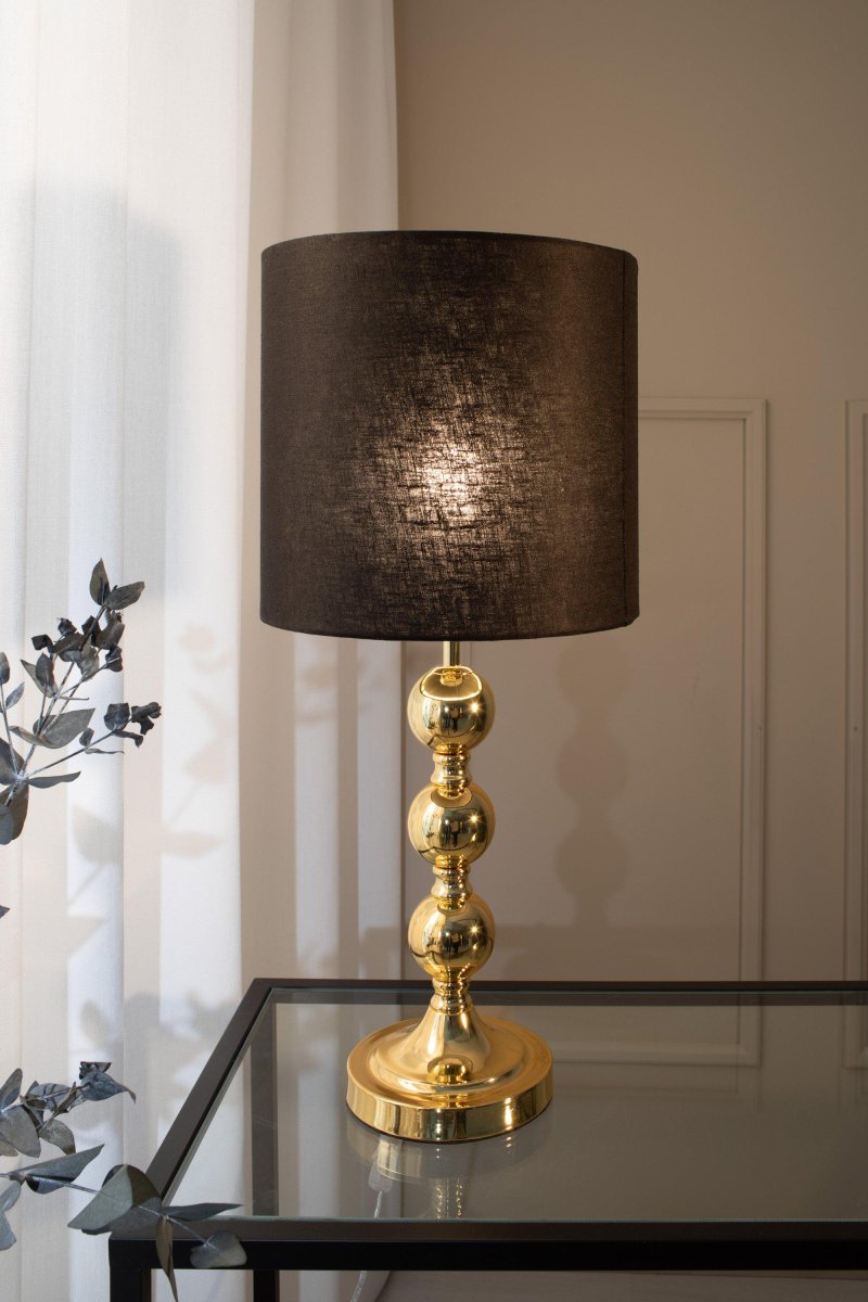 Octo 57cm Latón lámpara de mesa De Markslöjd - Octo es una elegante l&aacute;mpara de sobremesa con pantalla de lino negro y base de color lat&oacute;n en forma de tres esferas suaves y redondas.