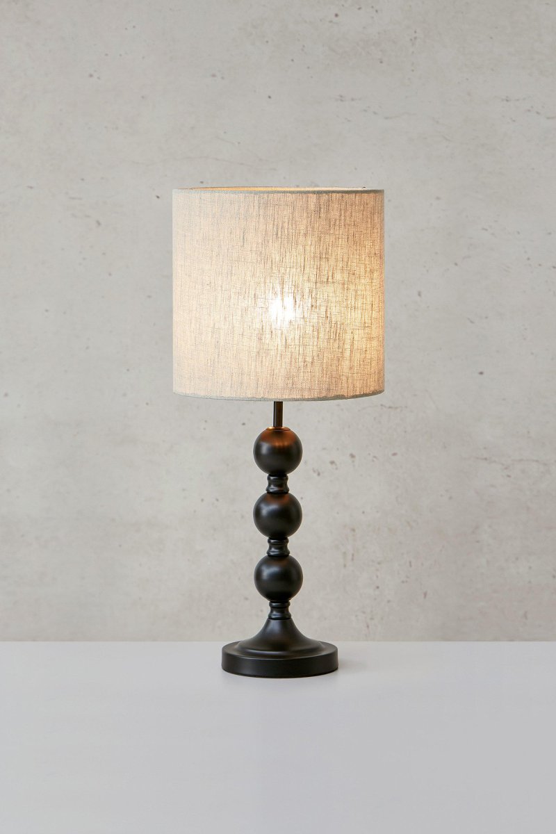 Octo 57cm Negro lámpara de mesa De Markslöjd - Octo es una elegante lámpara de mesa con pantalla de lino beige y base negra en forma de tres esferas suaves y redondas.