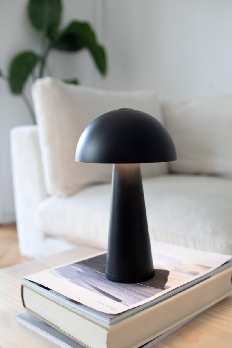 Fungi 26cm Negro portátil De Markslöjd - Fungi es una lámpara de mesa elegante y portátil fabricada en metal negro mate, diseñada para uso tanto en interiores como en exteriores.