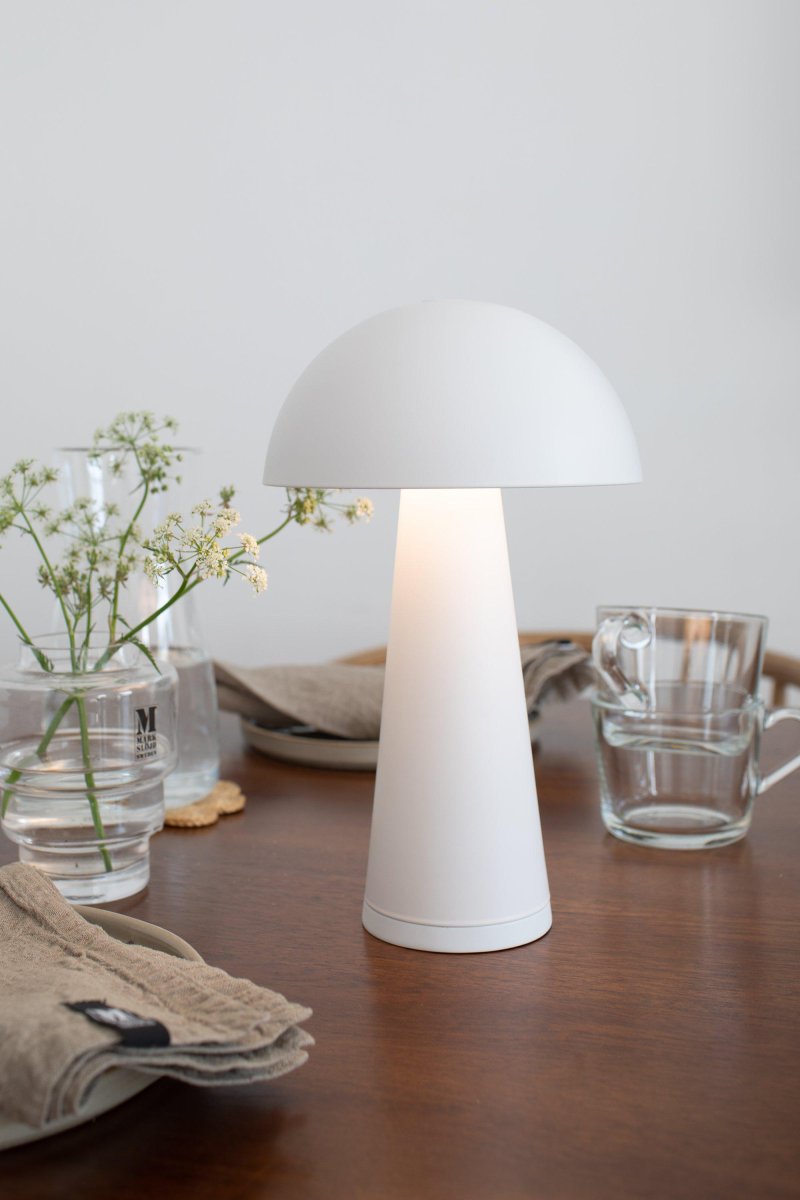 Fungi 26cm Blanco portátil De Markslöjd - Fungi es una lámpara de mesa elegante y portátil fabricada en metal blanco mate, diseñada para uso tanto en interiores como en exteriores.