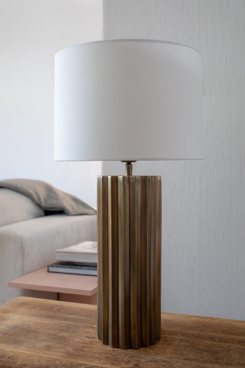 Hashira 60cm Latón antiguo lámpara de mesa De Markslöjd - La l&aacute;mpara tiene un cable textil negro de 2 metros de largo con interruptor de encendido y enchufe de pared.