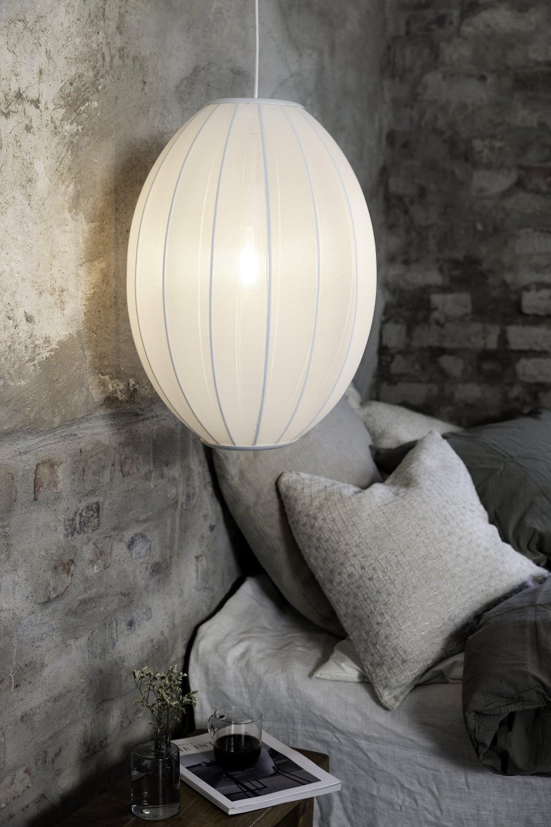 Florence Ø40 Blanco Lámpas de techo De Markslöjd - Florence es una elegante l&aacute;mpara de techo de dise&ntilde;o ovalado y pantalla textil blanca que proporciona una luz suave y agradable.